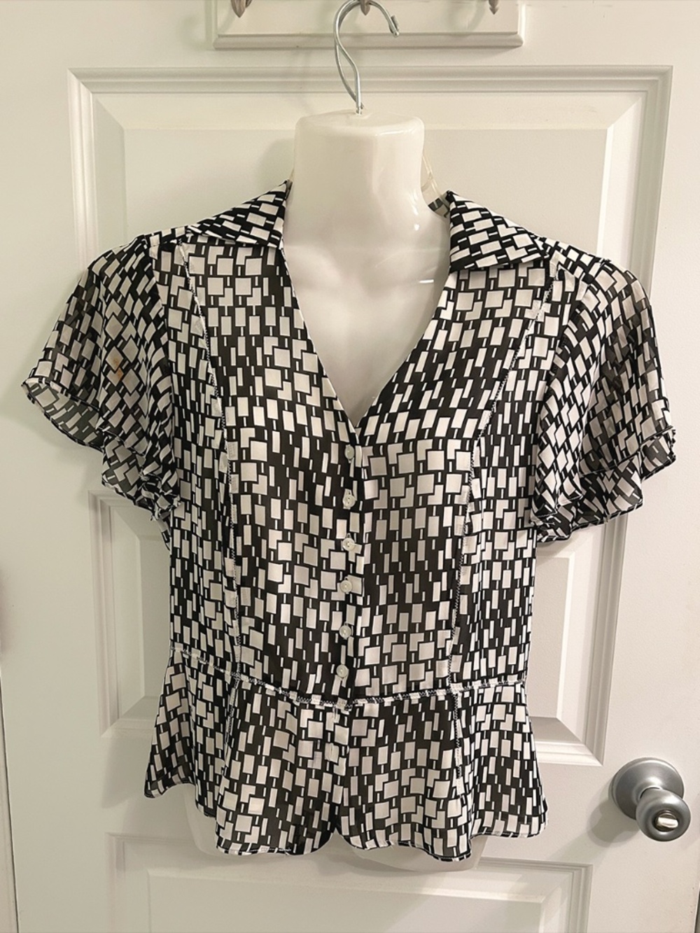 Anne Klein Short Sleeve Top, black & white graphic pattern, Size 8